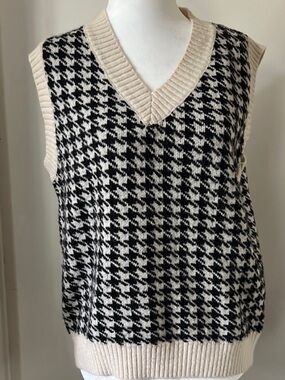 SHEIN • Women’s XS • Oversized Houndstooth Knit V-Neck Sweater • Black & Cream
